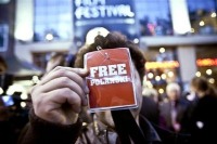 Un asistente al Festival de Zurich muestra una tarjeta que dice "Free Polanski" (Liberen a Polanski) como apoyo al director